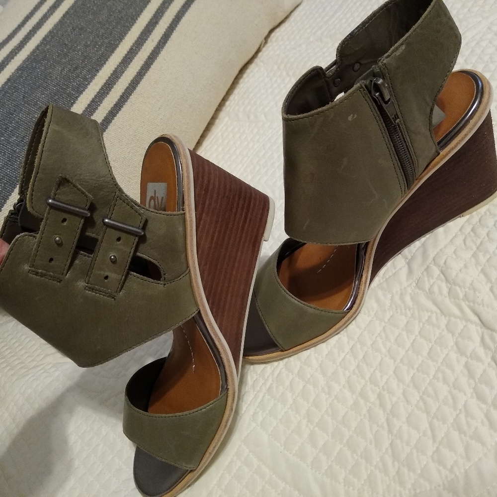 DV olive leather wedge size 10